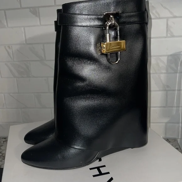 The New Givenchy 
Shark lock ankle boots in leather - Picture 3 of 8